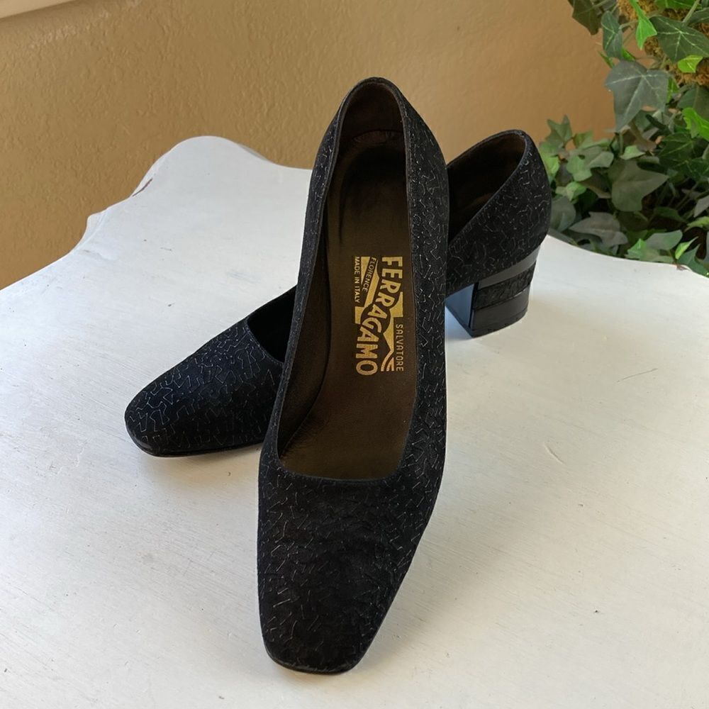 Ferragamo Black Leather Textured Slip-On Classic Pumps Size 8.5B Made in Italy